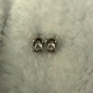💚 $5 Silver diamond studded earrings